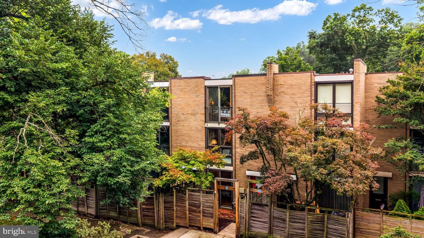 Property Photo:  11471 W Washington Plaza W  VA 20190 