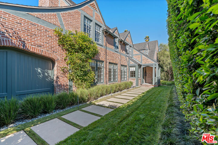 Property Photo: 560 S Bronson Ave CA 90020