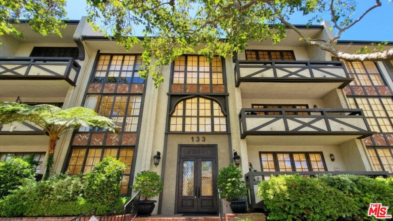 Property Photo: 133 S Oakhurst Dr CA 90212