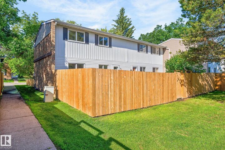 Property Photo:  2 Ridgewood  AB T8N 0E9 
