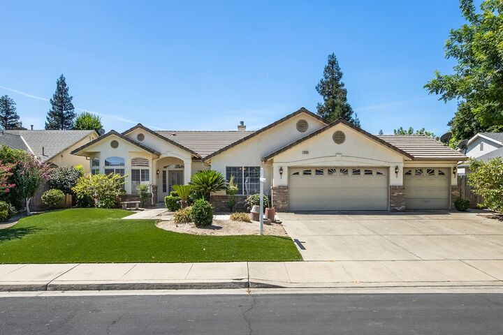 Property Photo: 2390 Silverbrooke Street CA 93631