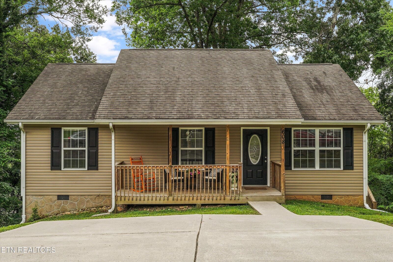 Property Photo: 608 W 3rd Ave TN 37771