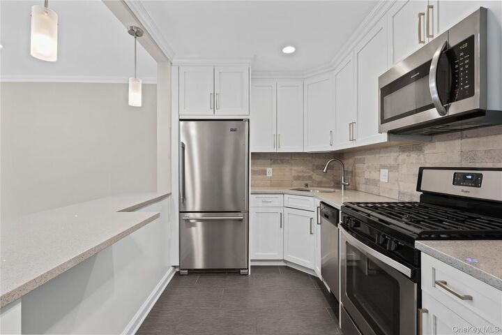 Property Photo:  152 B N Broadway 2E  NY 10603 