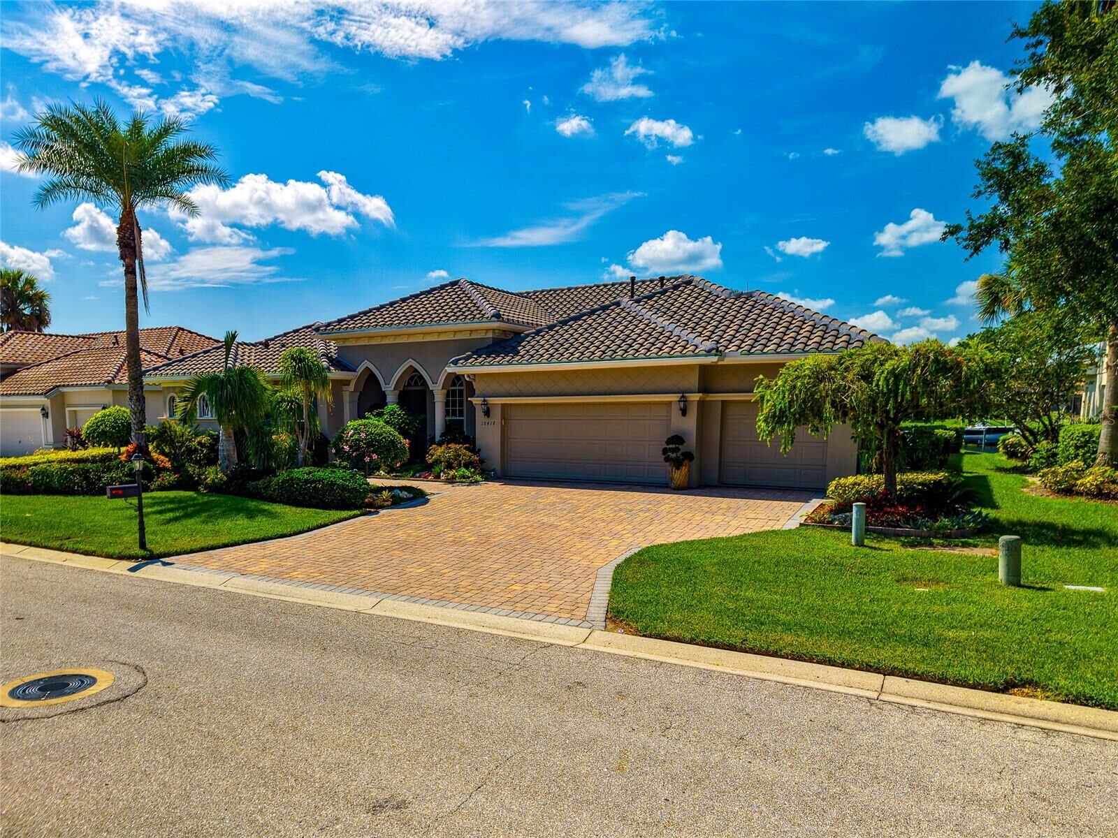 Property Photo: 10412 Winding Stream Way FL 34212
