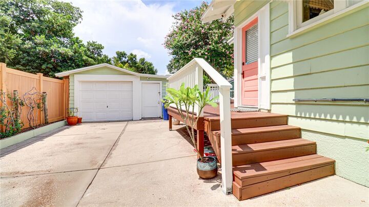 Property Photo: 2810 W Angeles Street FL 33629
