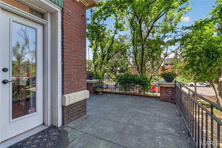 Property Photo: 5572 Waterman Boulevard 1W MO 63112