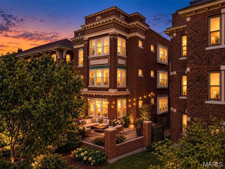 Property Photo:  5572 Waterman Boulevard 1W  MO 63112 