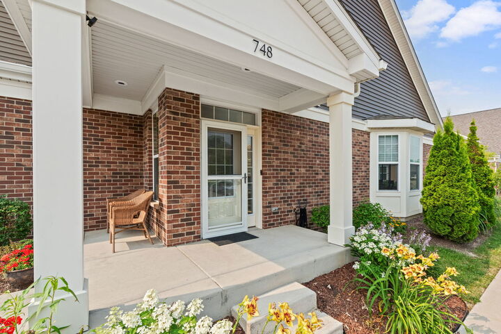 Property Photo:  748 N Verandah Drive 748  IL 60133 