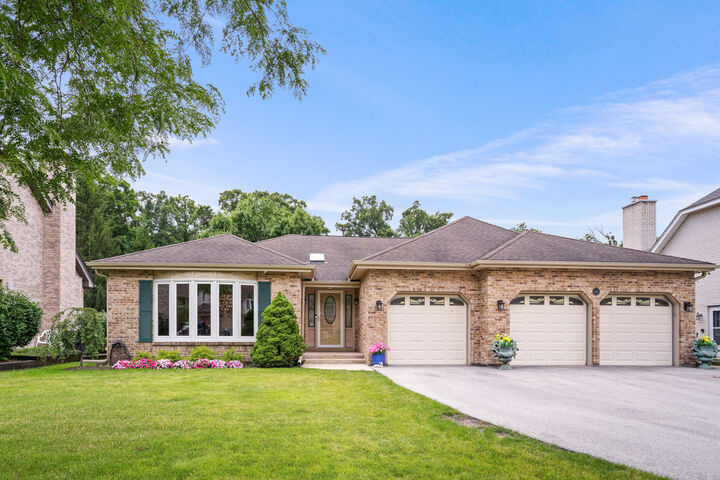 Property Photo: 142 Elizabeth Court IL 60191