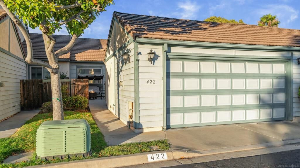 Property Photo: 422 Devonshire Gln CA 92027