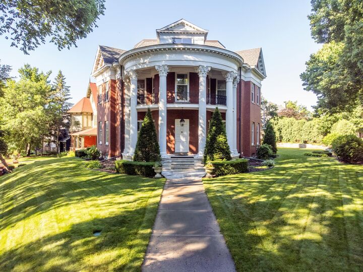 Property Photo:  1203 Mount Curve Avenue  MN 55403 