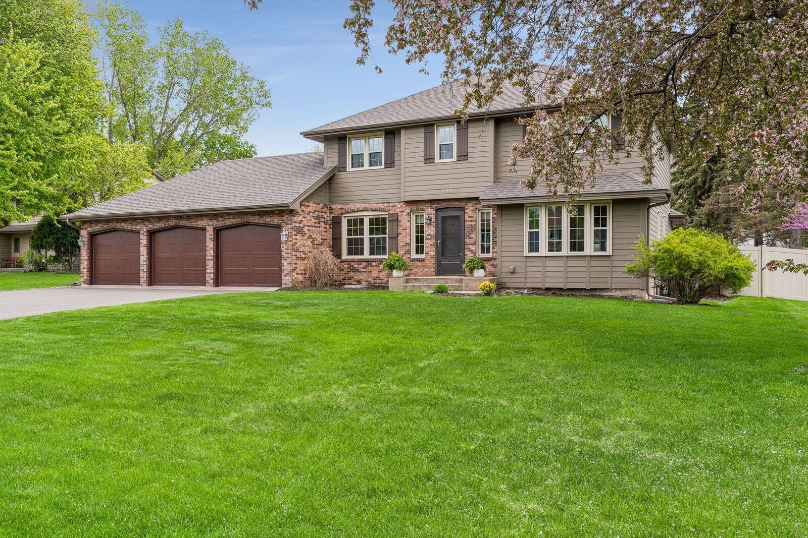 Property Photo: 900 Nina Court MN 55118