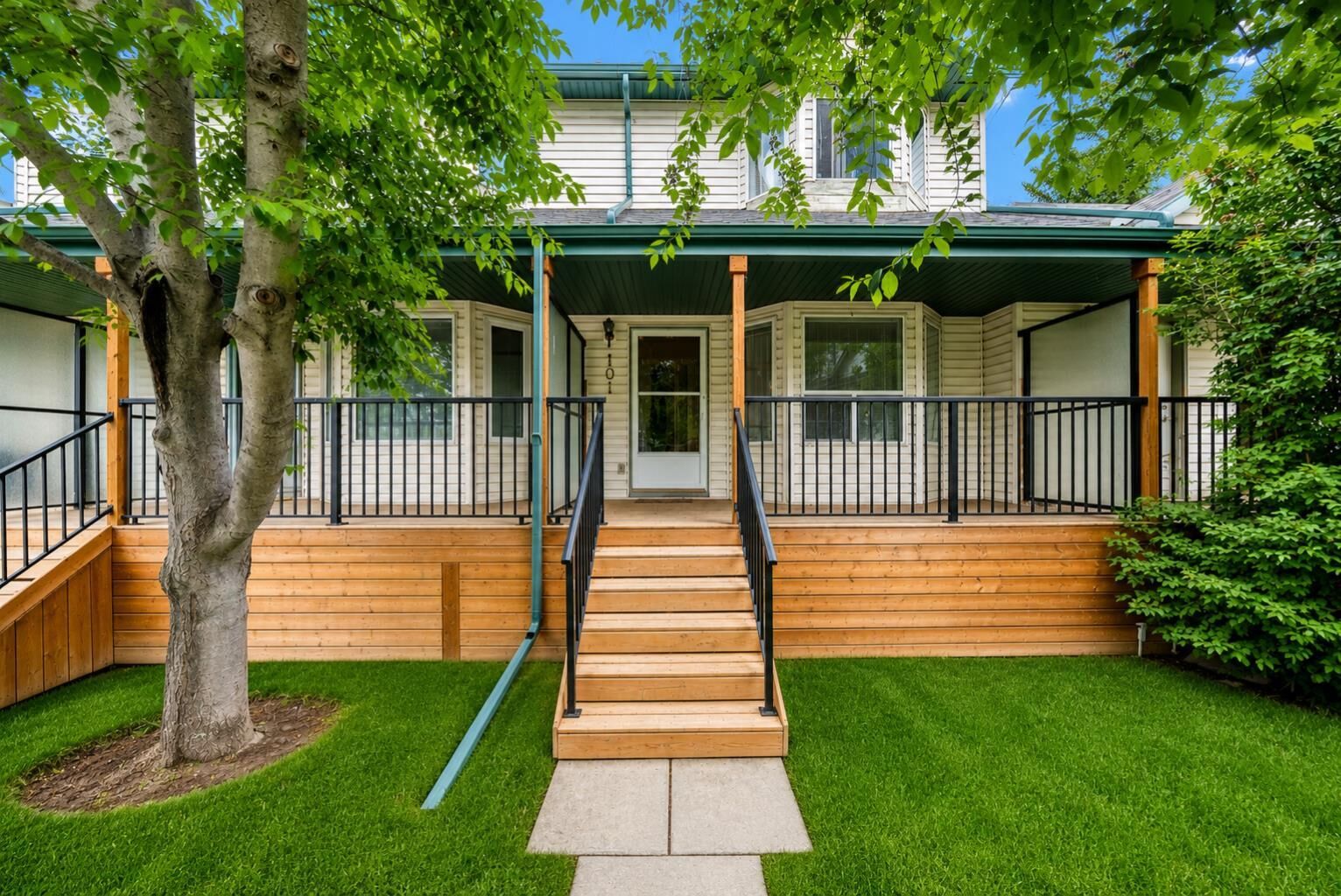 Property Photo: 101 Hidden Valley Villas NW AB T3A 5W7