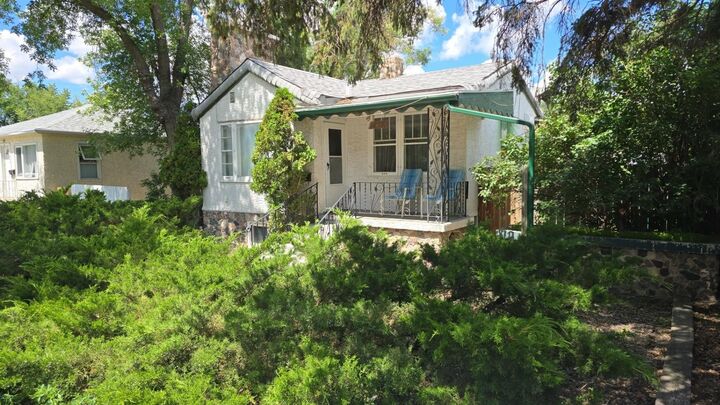 Property Photo:  1815 1 Avenue N  AB T1H 0A6 