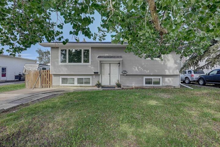 Property Photo:  7634 Patterson Drive  AB T8V 3Z6 