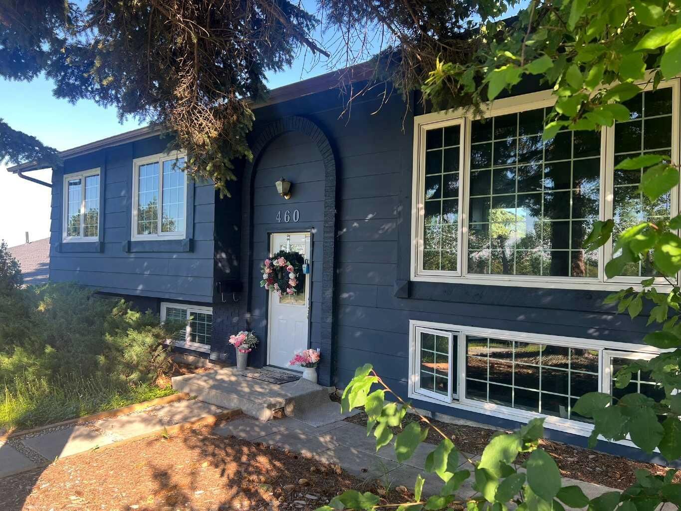 Property Photo:  460 Parkridge Crescent SE  AB T2J 5A9 