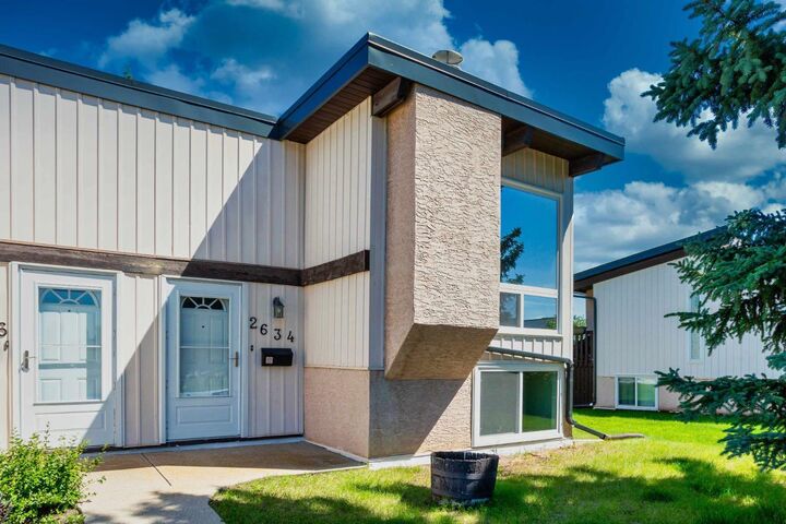 Property Photo: 2634 Oakmoor Drive SW AB T2V 4E7