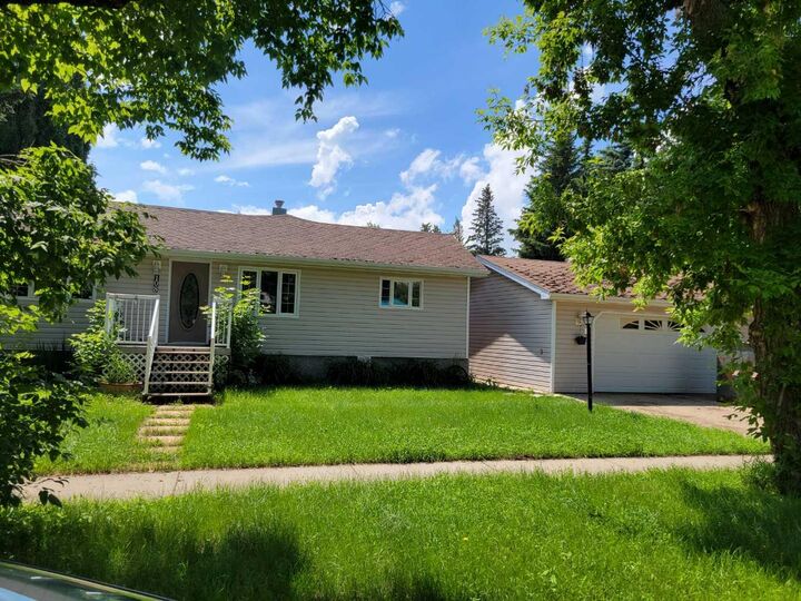 Property Photo:  108 2 Avenue W  AB T0B 0A0 