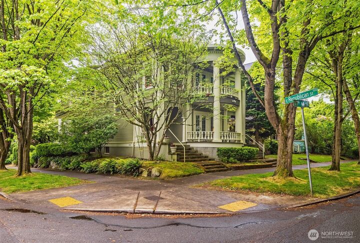 Property Photo:  1709 E Republican Street 6  WA 98112 