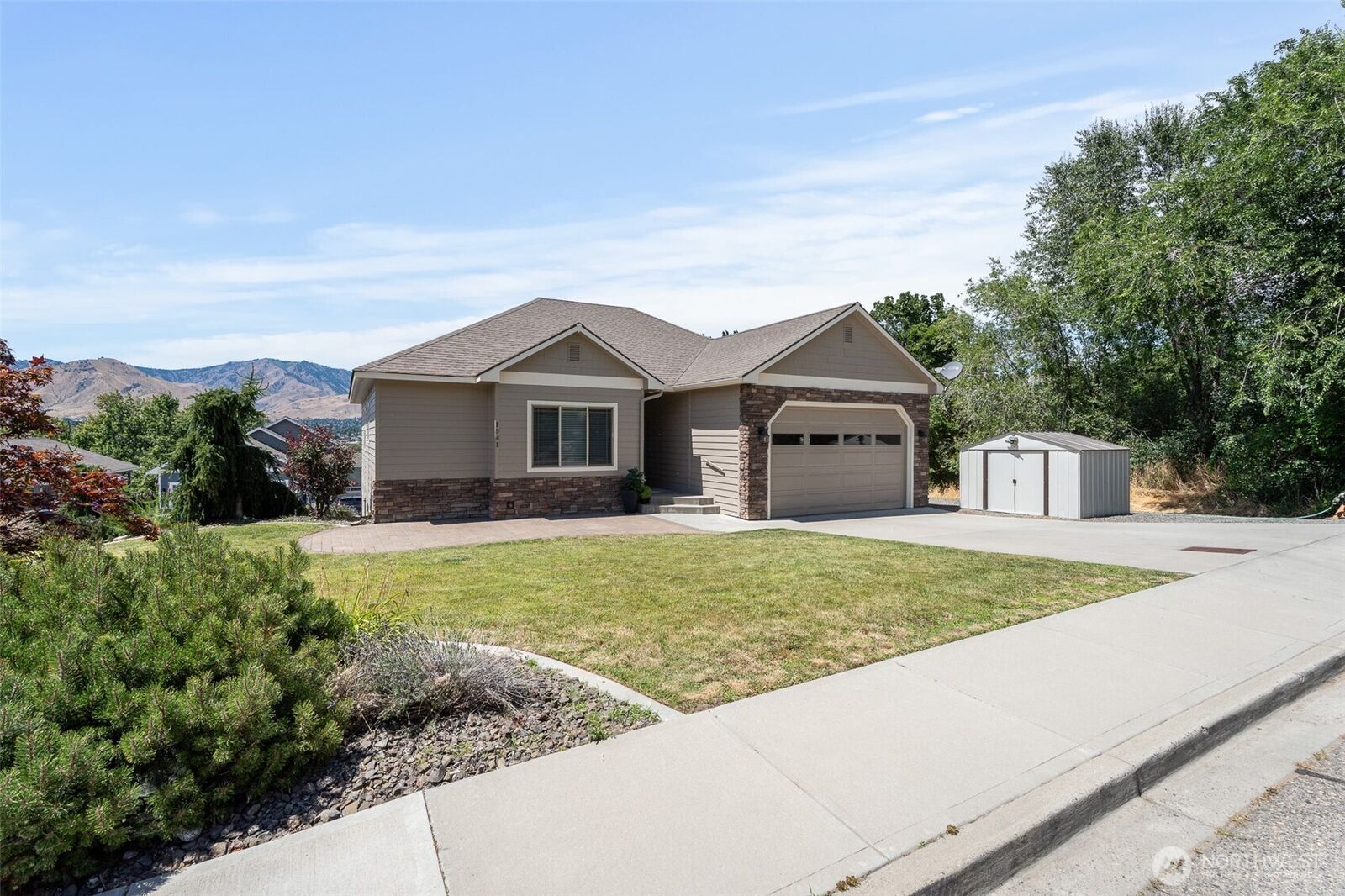 Property Photo: 1541 N Anne Avenue WA 98802