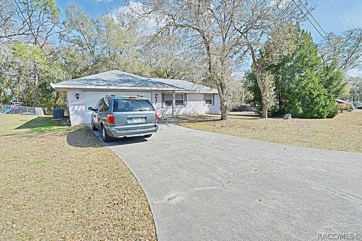 Property Photo: 5025 S Hummingbird Avenue FL 34452
