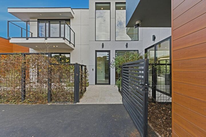 Property Photo: 10 Notre Dame Place CA 94002