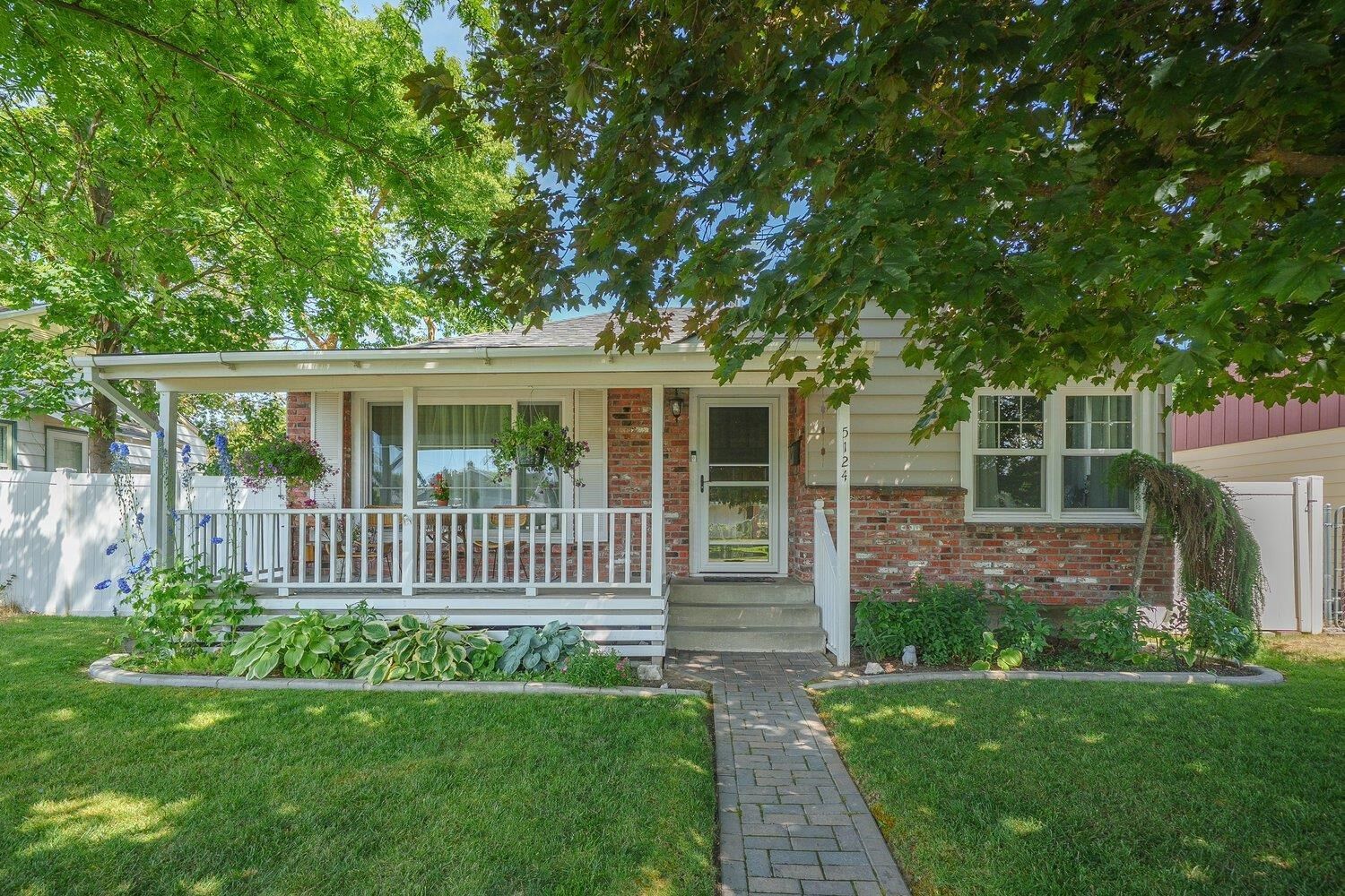 Property Photo:  5124 N Oak St  WA 99205 