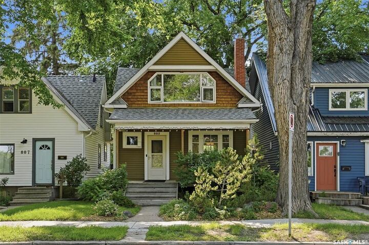 Property Photo:  805 H Avenue S  SK S7M 1X3 