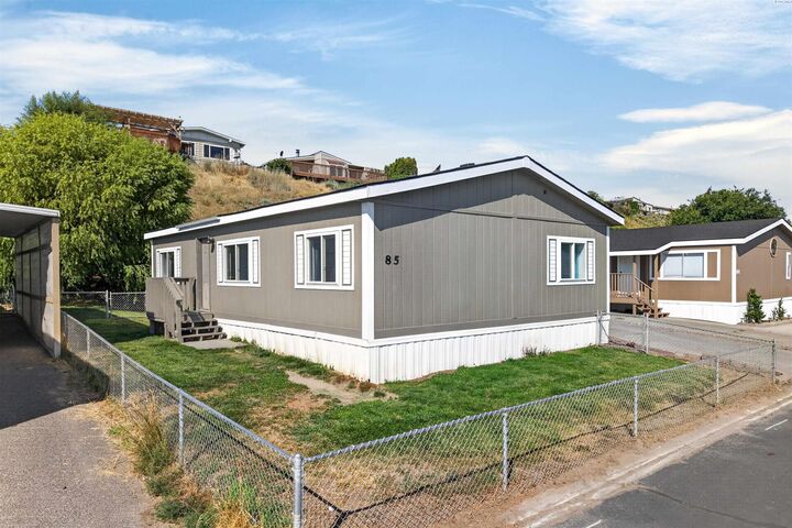 Property Photo: 85 Ridgecliff Dr WA 99352