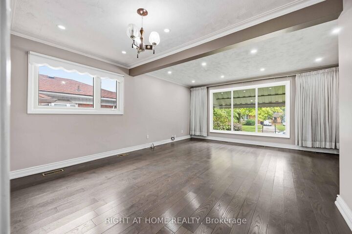Property Photo:  8 Grassington Crescent  ON M1G 1X5 