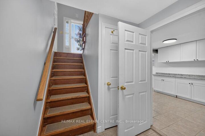 Photo de la propriété:  59 Colin Crescent Lower Unit  ON L9A 5H8 