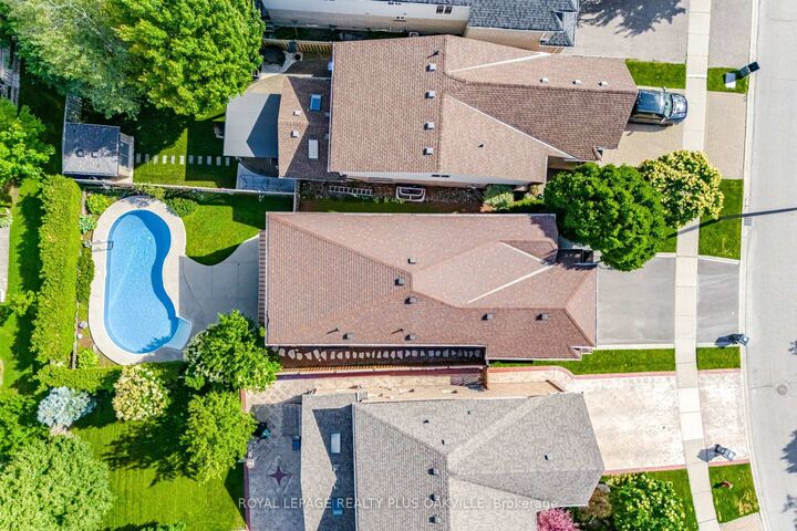 Property Photo: 5275 Ruperts Gate Drive ON L5M 5W3