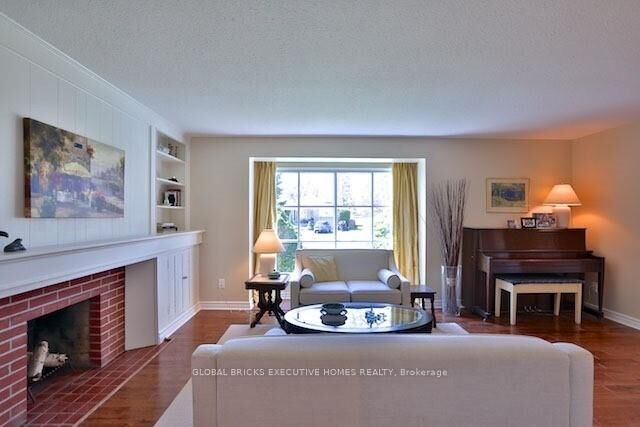 Property Photo:  23 Whitefriars Drive  ON M3A 2L2 