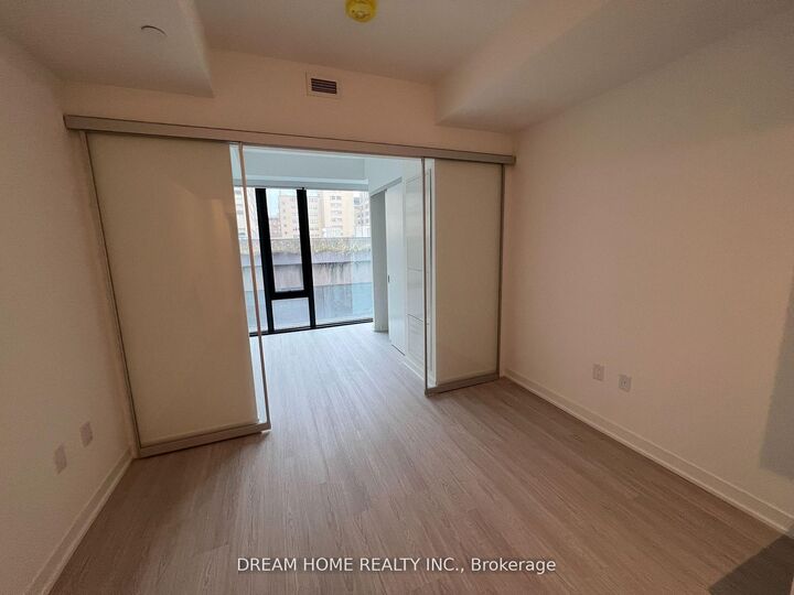 Property Photo: 195 McCaul Street 516 ON M5T 0E5