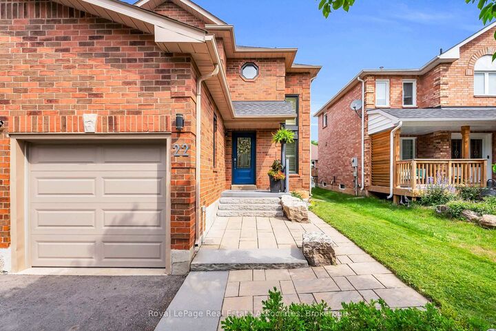 22 McCullough Crescent — photo 1