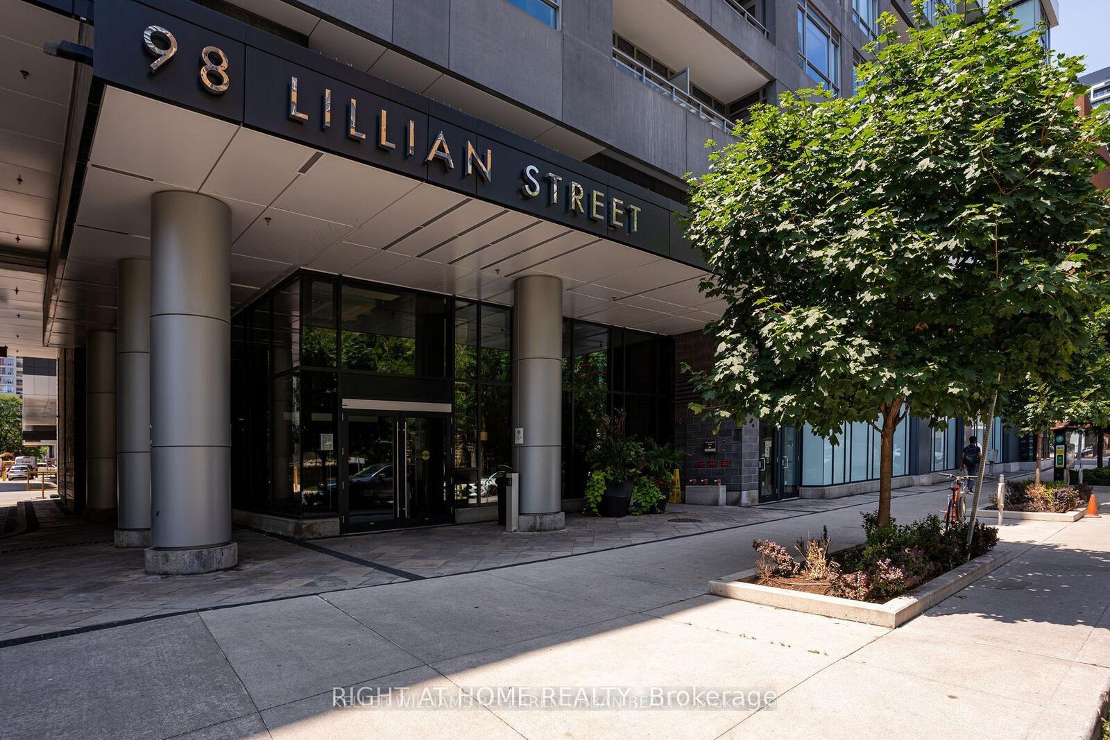Property Photo: 98 Lillian Street # 916 ON M4S 0A5