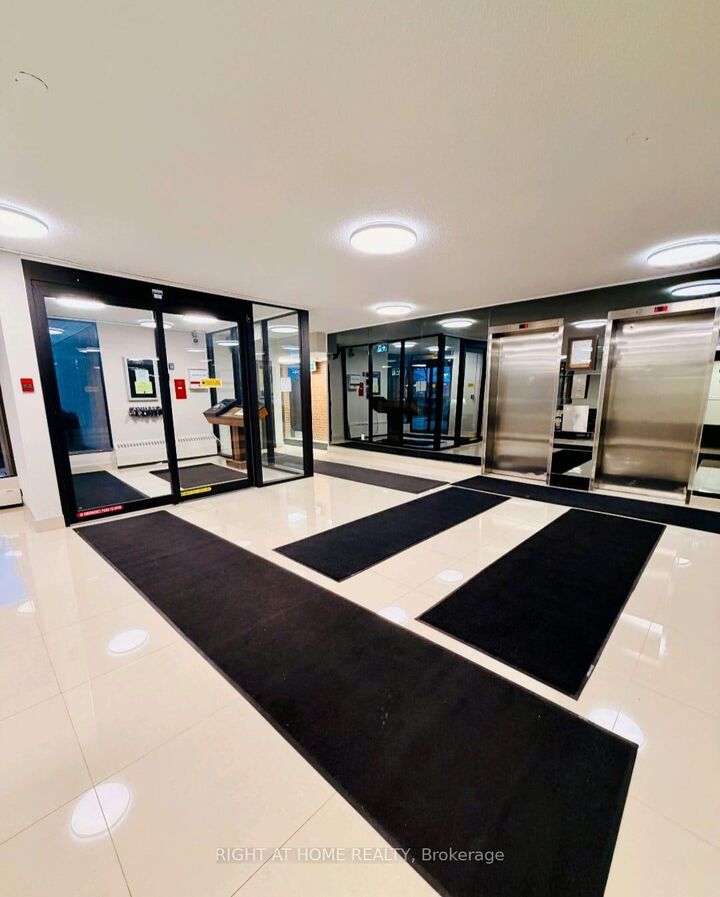 Property Photo:  2929 Aquitaine Avenue 1001  ON L5N 2C7 