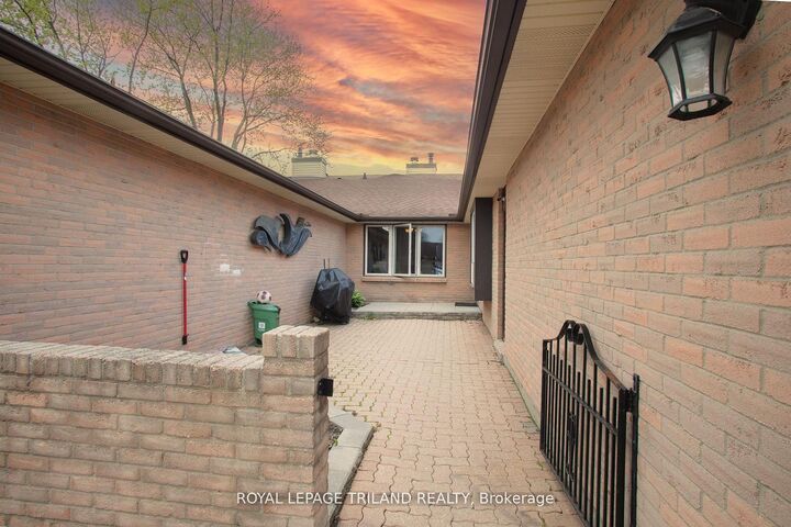Property Photo: 60 Fiddlers Green Road 36 ON N6H 4S7