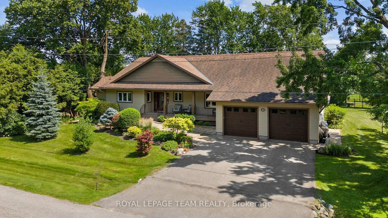 Property Photo:  22 Honey Gables Drive  ON K1V 1H5 