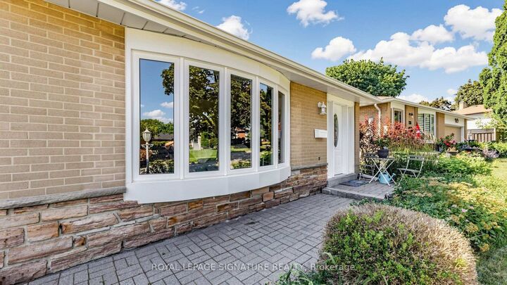 Property Photo:  134 Oakmeadow Boulevard  ON M1E 4H1 