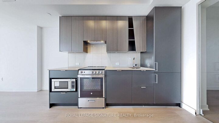 Property Photo:  3883 Quartz Road 5606  ON L5B 0M4 
