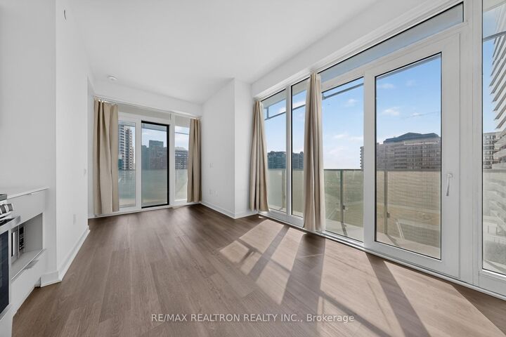 Property Photo:  3900 Confederation Parkway 1203  ON L5B 0M3 