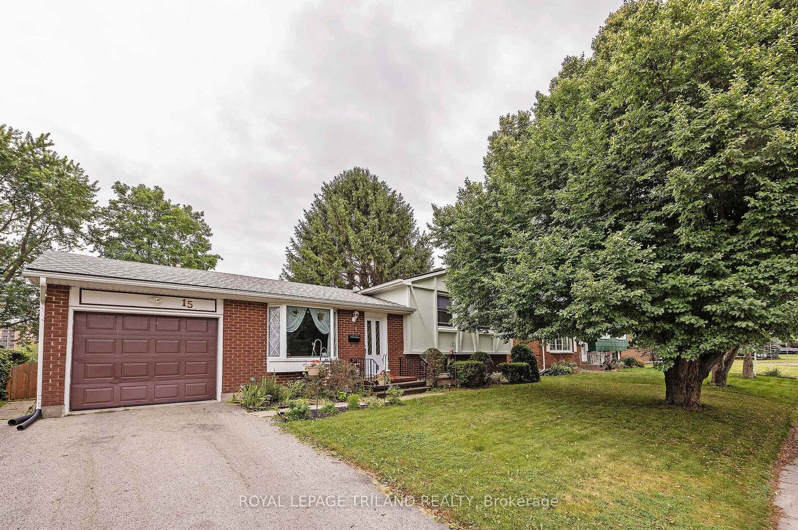 Property Photo:  15 Confederation Drive  ON N5P 3P1 