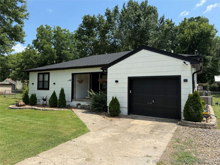 Property Photo:  820 E Chickasaw Avenue  OK 74955 