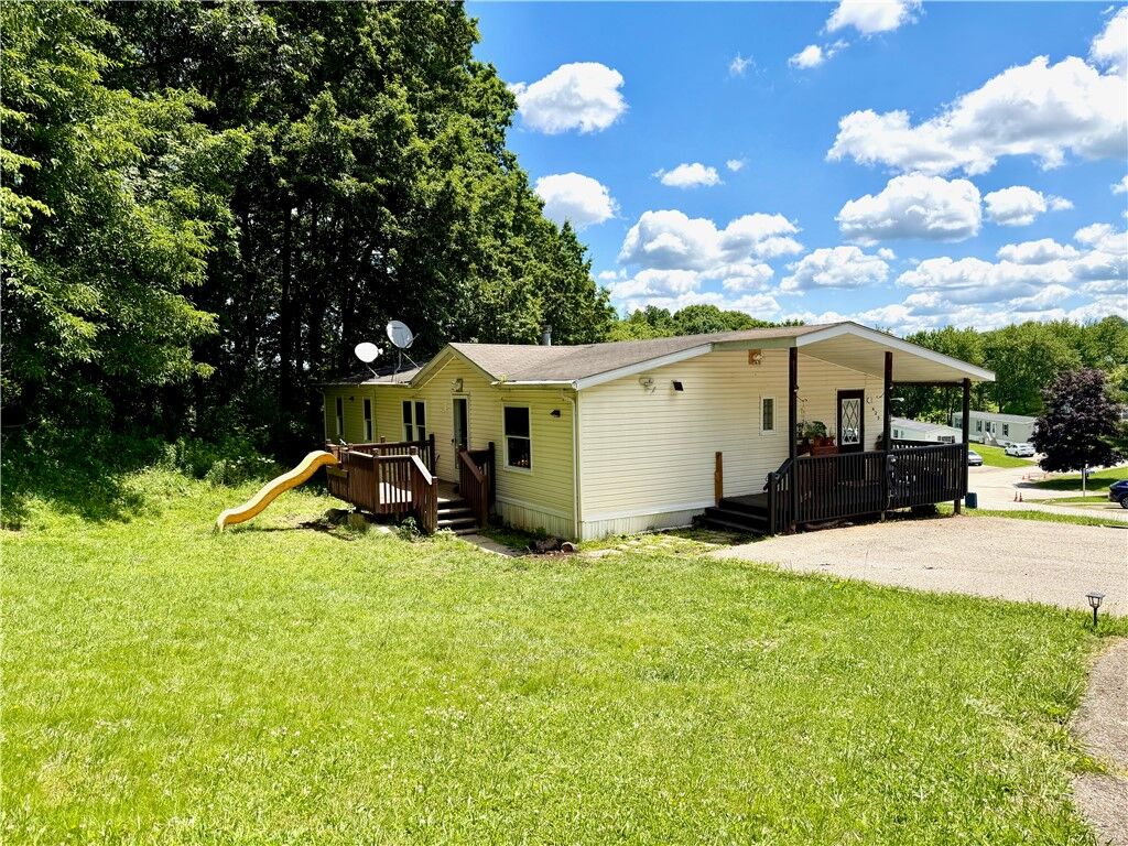 Property Photo: 820 Maple Ct PA 16066