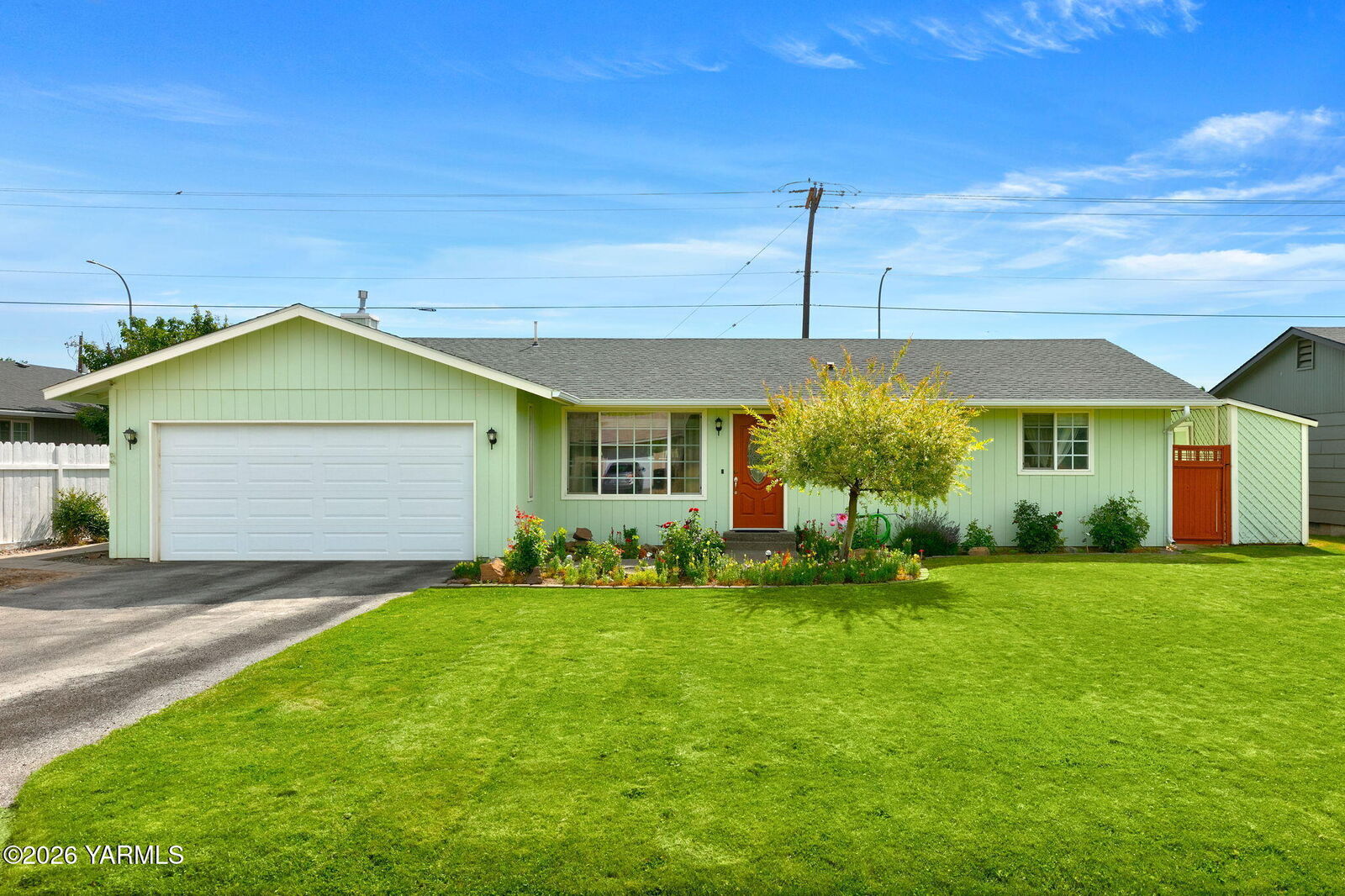 Property Photo:  1607 Valley West Ave  WA 98908 