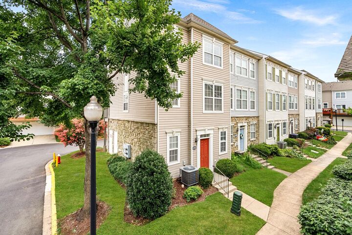 Property Photo: 21785 Dragons Green Square 21785 VA 20147