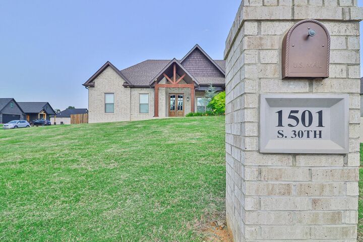 Property Photo: 1501 S 30th Street AR 72450