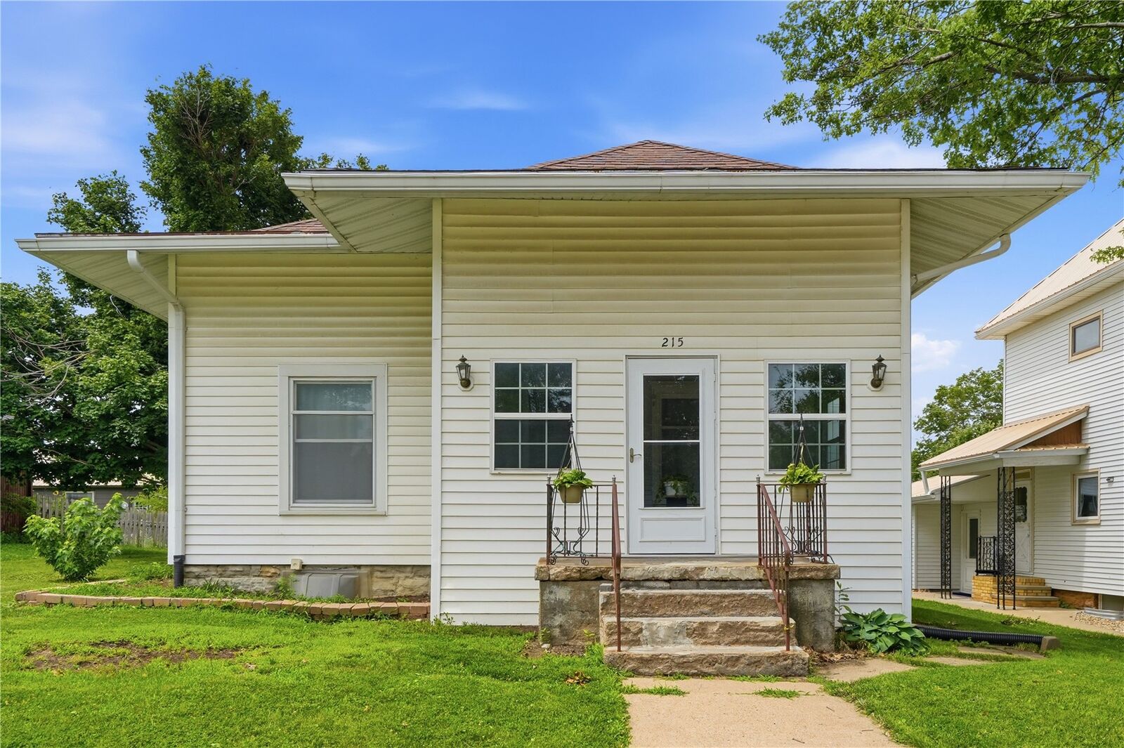 Property Photo:  215 Main St  IA 52315 