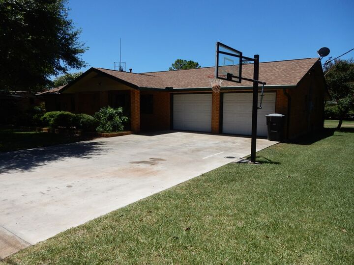 Property Photo: 101 Grothe St TX 78624